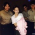 昆凌抱女儿与粉丝合影 女儿衣服被曝系杰伦所买