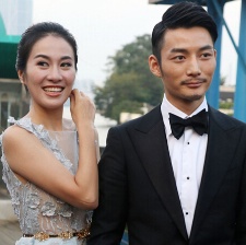 葉璇與男友十指緊扣出席派對 吐舌賣萌秀恩愛