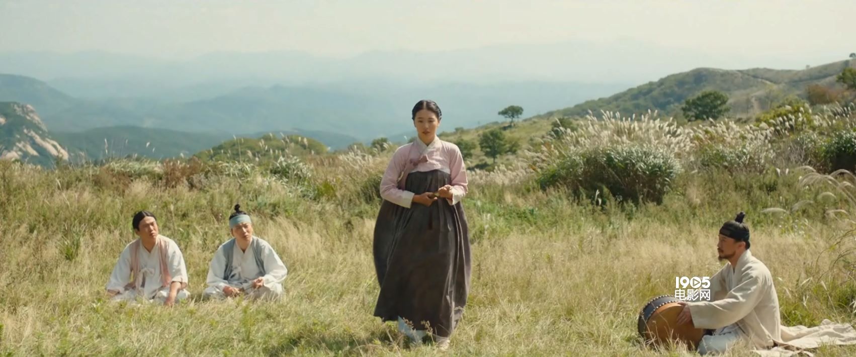 1905电影网讯韩国新片《桃李花歌》于日前定档将于11月25日上映,并
