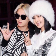 李菲儿出席李相奉30周年大秀 与金希澈亲密互动