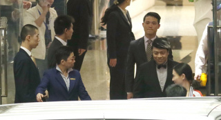 蔡康永離開遭粉絲追捧 保安護駕開道上車速閃