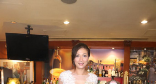 成龍舊愛吳綺莉穿性感婚紗 坦言對婚姻充滿憧憬