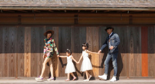 陆毅一家四口日本游玩 白裙墨镜秀长腿温馨浪漫