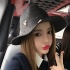 李小璐出行路上玩自拍 紅唇嘟起似Angelababy