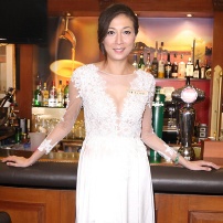 成龙旧爱吴绮莉穿性感婚纱 坦言对婚姻充满憧憬