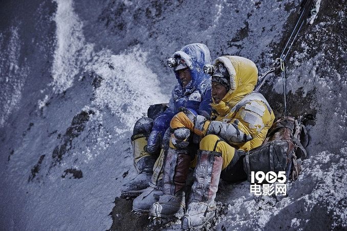 事件,讲述了为寻找遇难队友朴武宅(郑宇 饰)遗体,登山家严弘吉(黄政民