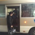 黃曉明攙扶老人下車超貼心 為粉絲簽名無架子