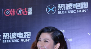 辰亦儒豪放脫衣露內(nèi)褲 鄭元暢自拍Selina顯圓潤