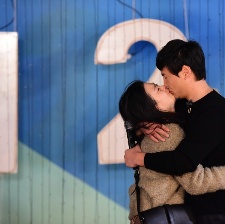 沈騰求婚女友結(jié)束12年愛情長跑 現(xiàn)場擁吻落淚