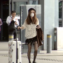 姚笛抵滬穿短裙黑絲秀美腿 眼神警惕快閃離開