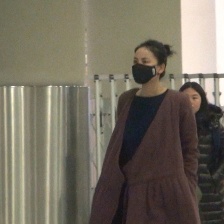 王菲凌晨戴口罩现身机场 穿长袍展“仙风道骨”