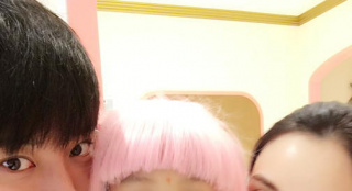 甜馨戴粉色假发变美少女 网友笑称被贾乃亮坑