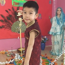 阔太胡静吉隆坡过屠妖节 儿子穿印度装颜值超高