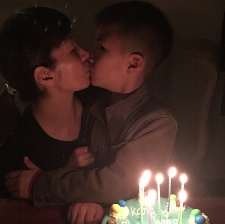 “霸道总裁”康康过7岁生日 与妈妈姐姐温馨合影