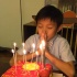 袁詠儀兒子9歲生日在蛋糕前許愿 長睫毛顏值高