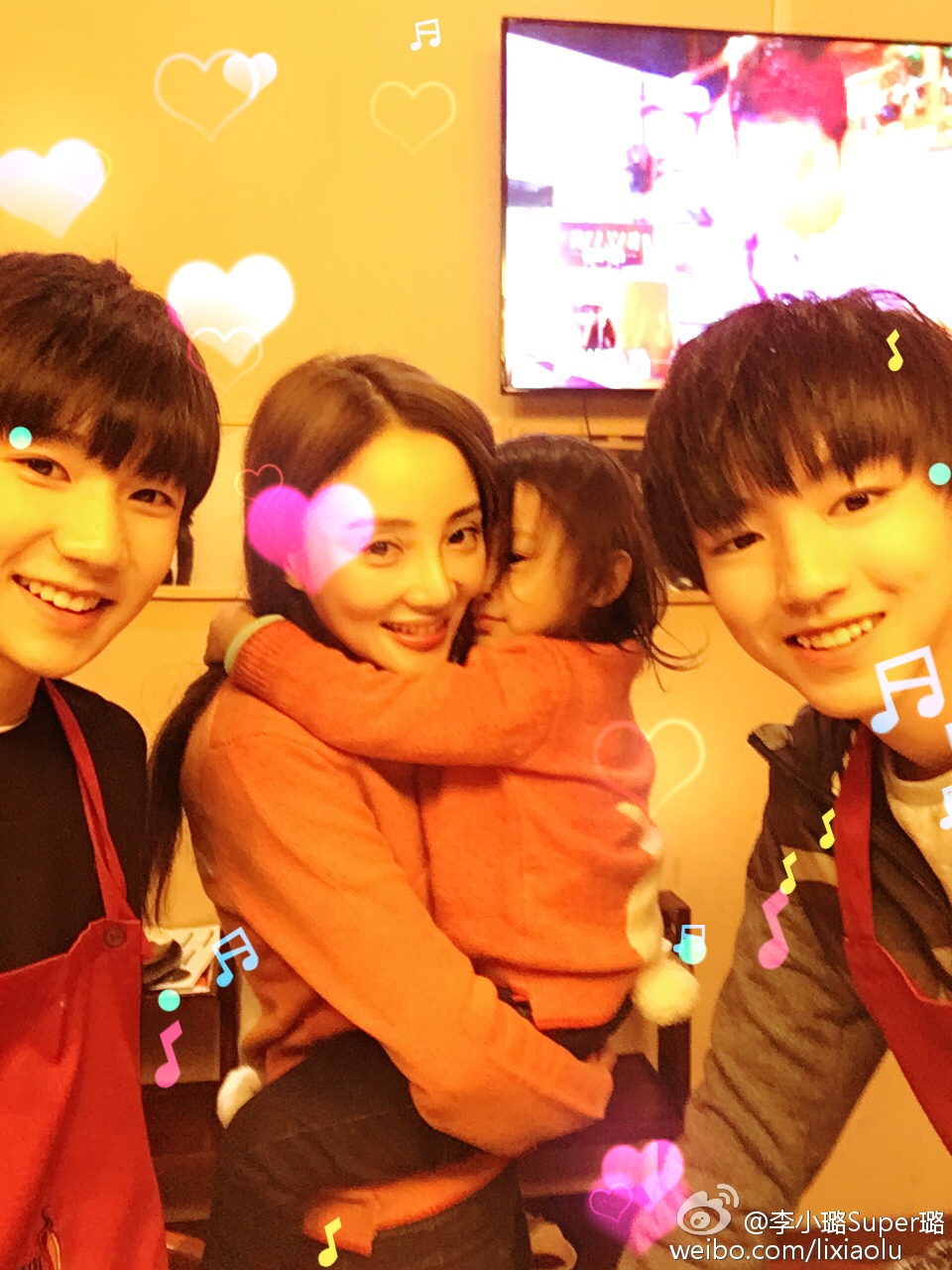 此外,李小璐还晒出与tfboys王源,王俊凯的合影,大呼"那么帅我都不好