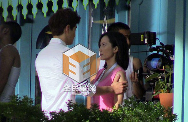 俞飞鸿与小16岁杨玏再演姐弟恋 送项链吻额头