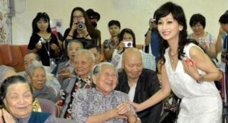61歲趙雅芝探望老人 優(yōu)雅氣質(zhì)顯年輕引網(wǎng)友羨慕