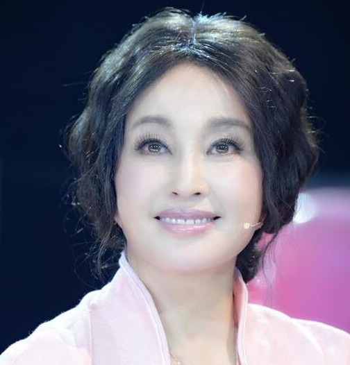 凤凰娱乐讯 演员刘晓庆日前与长江文艺出版社合作推出新书《人生不怕