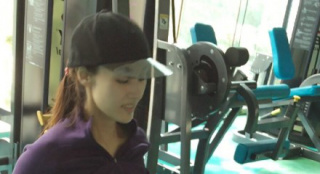 45歲李嘉欣曬健身照秀美腿 強調(diào)：真的不是擺拍