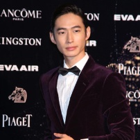 男星黄河微笑亮相 身材高挑绒面西装显低调优雅