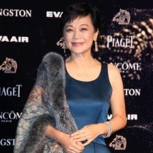 金马主席张艾嘉亮相红毯 穿皮草配长裙笑容满面