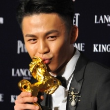 《醉·生梦死》李鸿其获最佳新演员 后台难掩兴奋