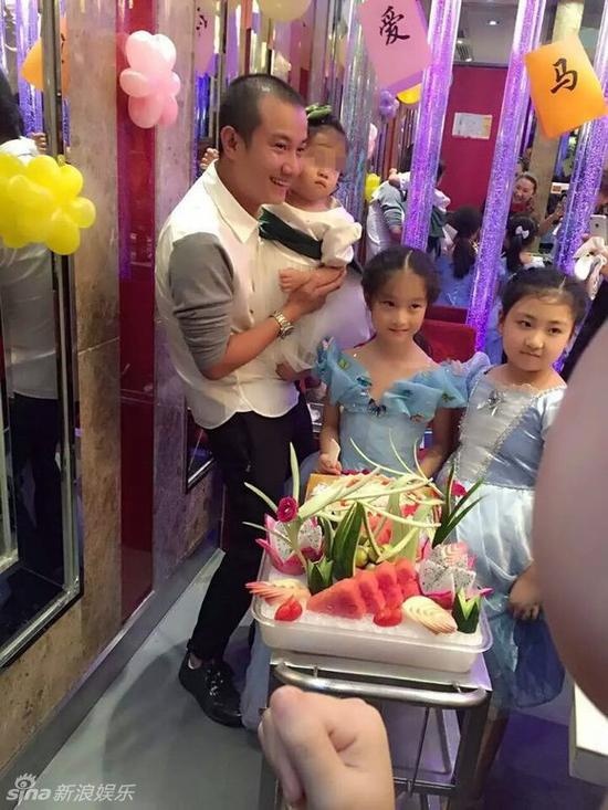 马伊琍小女儿为美偷穿姐姐高跟鞋 穿星星裤可