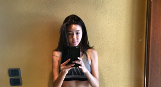 周韦彤健身晒性感自拍 仅穿内裤秀诱人水蛇腰