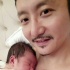 涂松巖曬與寶貝兒子合影 自曝哄睡新技能：裸趴