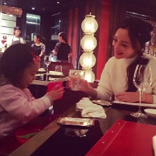 母女變閨蜜！李小璐與小甜馨吃西餐 舉杯對(duì)飲