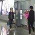 劉亦菲遭瘋狂男粉絲獻(xiàn)花 欲攔車示愛致保安出動(dòng)