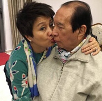 赌王何鸿燊94岁生日:二太捐200万祝寿 四太献吻