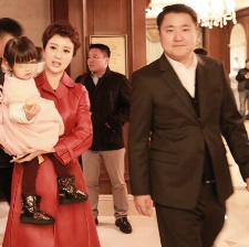 于冬金巧巧攜女兒現(xiàn)身活動 全家首次公開亮相