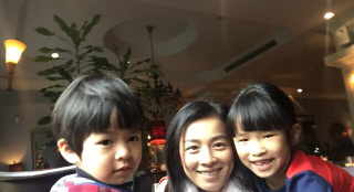 張庭素顏帶兒女過周末曬照 姐弟倆穿戴可愛搞怪