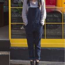 高圓圓漫步韓國街邊 輕松愜意展文藝范兒穿搭