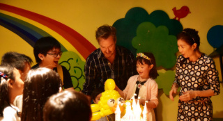 夏天慶6歲生日開(kāi)派對(duì) 現(xiàn)場(chǎng)大笑缺門(mén)牙可愛(ài)十足