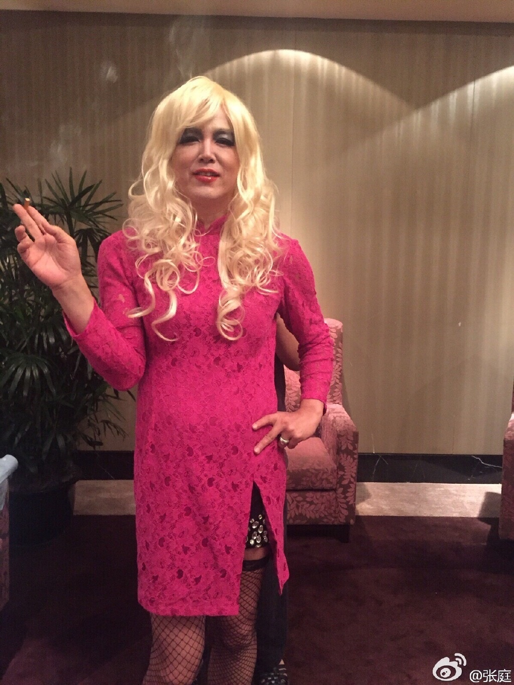 主要看气质!张庭老公穿女装被袭胸 画眼影配丝袜