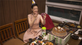 周海媚慶49歲生日擺倆蛋糕許愿 穿粉裙短發(fā)迷人