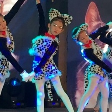 鮑蕾曬女兒喵星人表演照 貝兒大長腿獲網(wǎng)友點贊