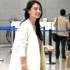 高圆圆穿白色大衣机场“走秀” 甜笑显女神范儿