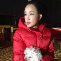 劉曉慶愛(ài)犬"長(zhǎng)使主人淚滿(mǎn)襟" 外套被哭濕一大片