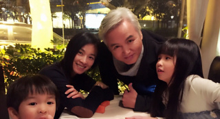 張庭全家聚餐為小女兒慶生 兒子表情搞怪逗趣