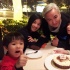 張庭全家聚餐為小女兒慶生 兒子表情搞怪逗趣