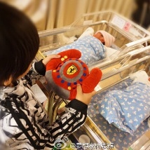 林志颖接妻儿出院转月子中心 晒kimi与弟弟合影