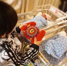 林志穎接妻兒出院轉(zhuǎn)月子中心 曬kimi與弟弟合影