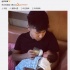 欧弟变超级奶爸 怀抱女儿“喂奶”父女对视温馨