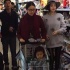 李小璐和妈妈、女儿逛超市 甜馨外婆颜值爆表