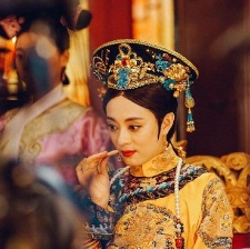 羋月穿越千年再當(dāng)甄嬛 孫儷穿戲服坐龍椅氣勢(shì)足