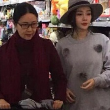 李小璐和媽媽、女兒逛超市 甜馨外婆顏值爆表
